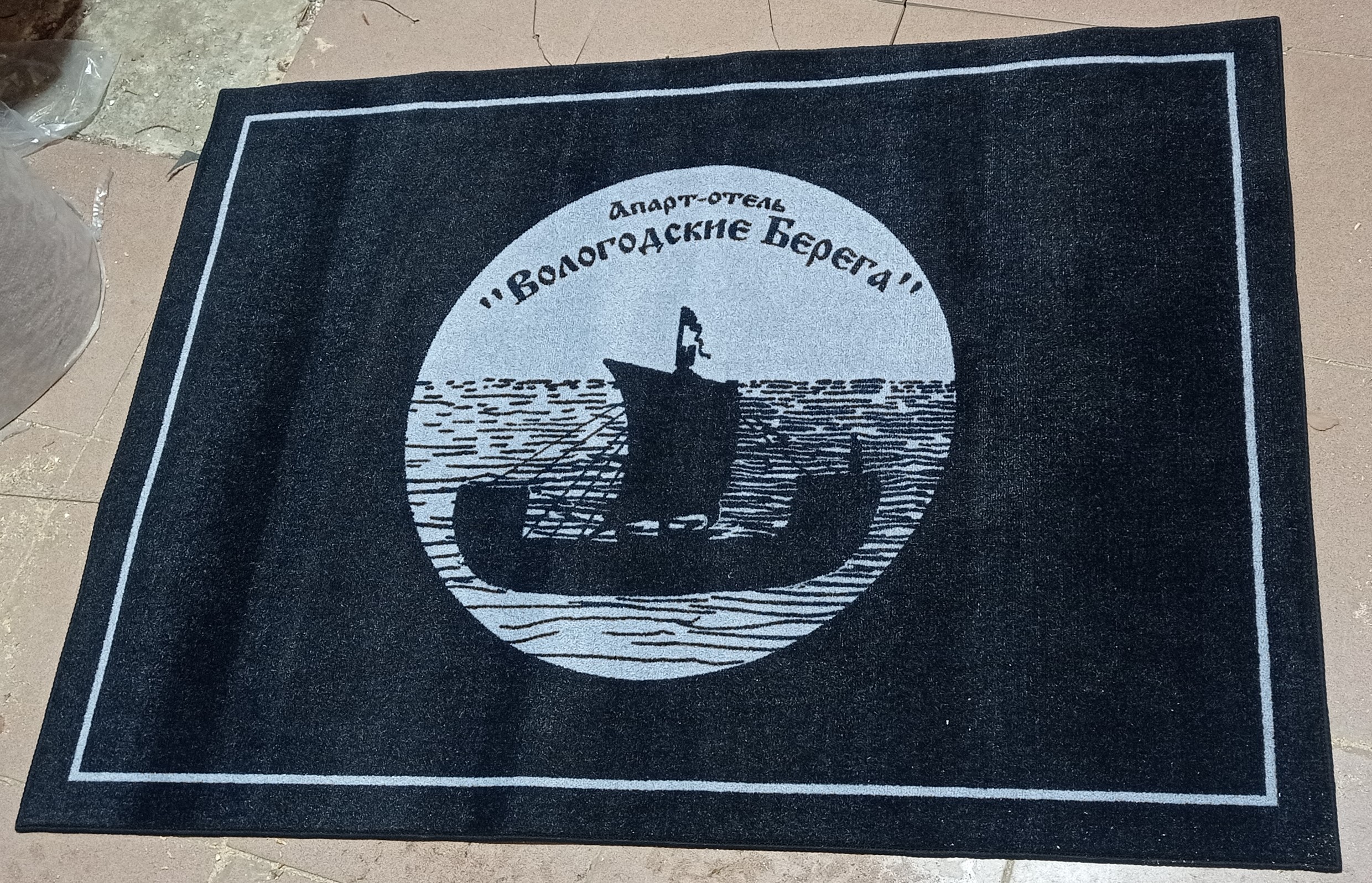 Ковер с логотипом отеля