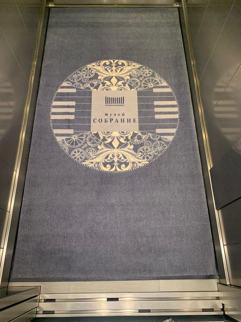 Ковер перед лифтом