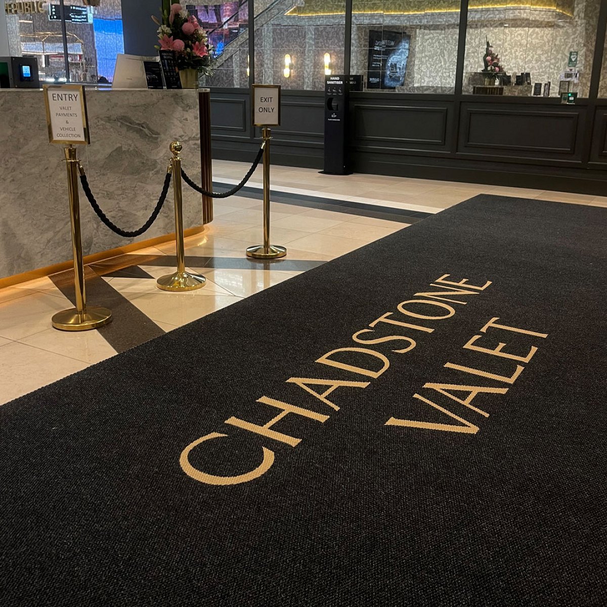 Ворсовый ковер с логотипом на резиновой основе на входе